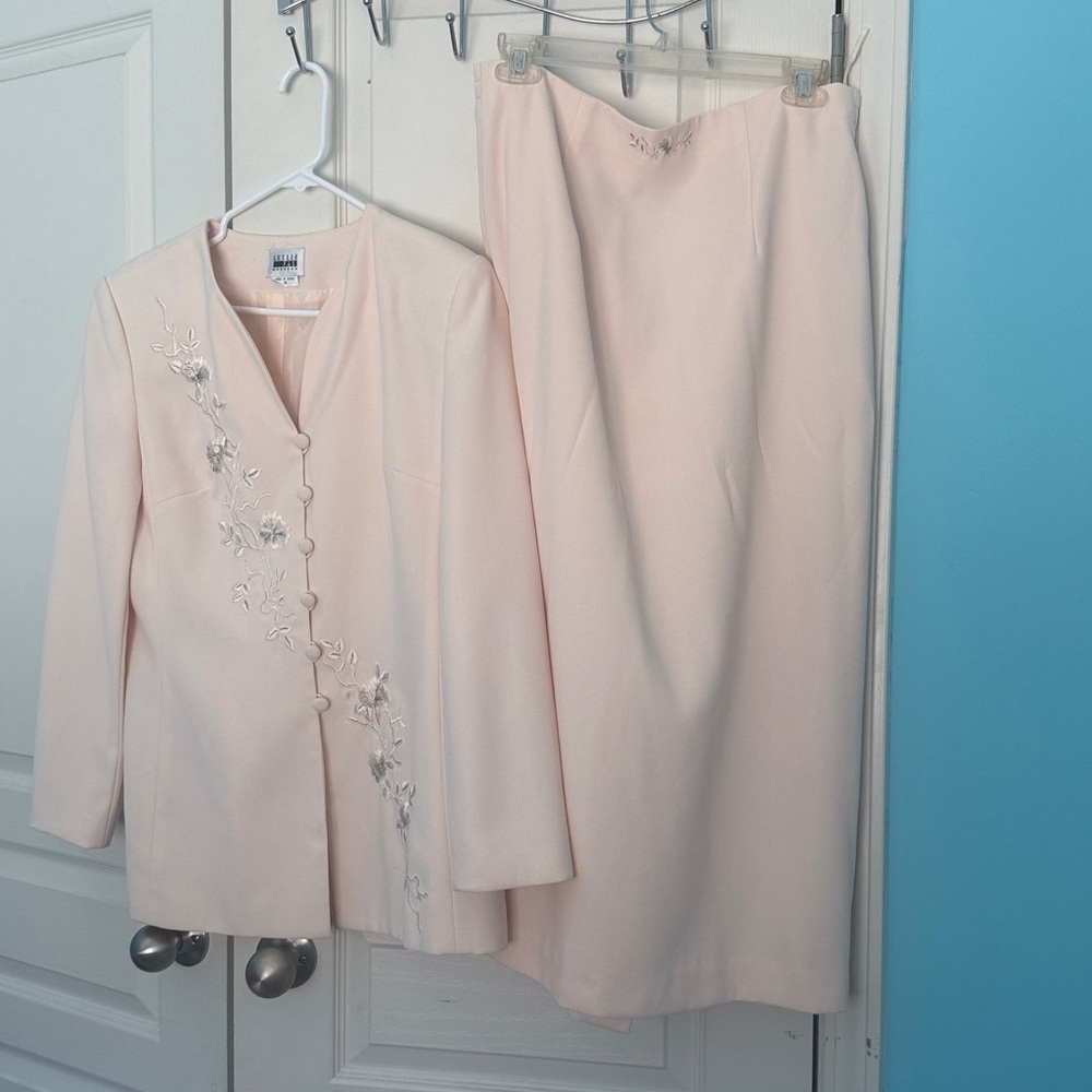Lesly Fay Light PinkTwo Piece Skirt Suit Set with Floral Embroidery
